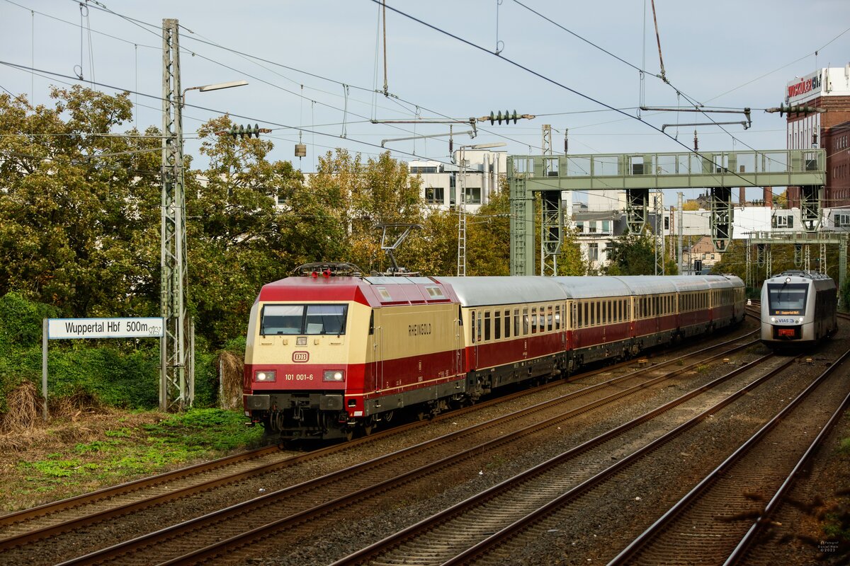 101 001-6  Rheingold  mit AKE-Rheingold in Wuppertal, am 23.10.2023.