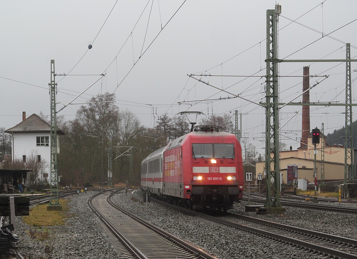 101 001-6  Rotary International  zieht am 29. Dezember 2013 den IC 2208 durch Kronach in Richtung Saalfeld.