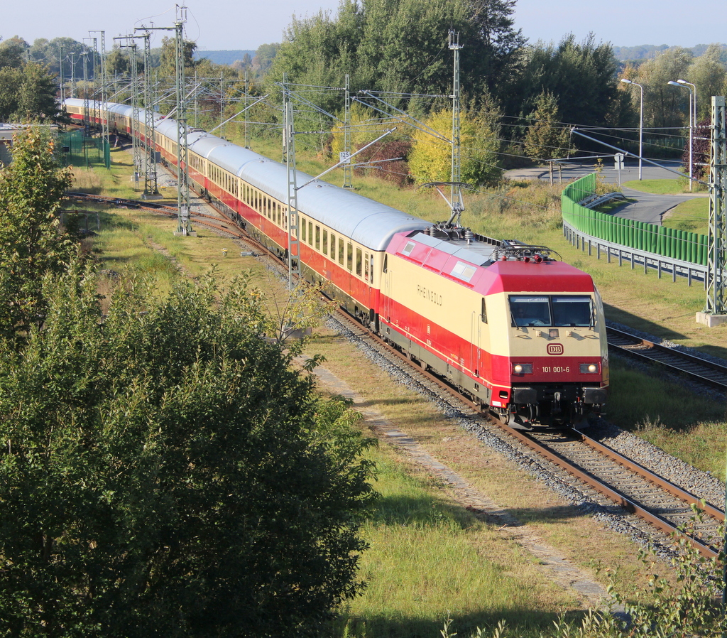 101 001 mit DZ 320(Cottbus-Warnemünde)bei der Durchfahrt in Warnemünde Werft.03.10.2025 	