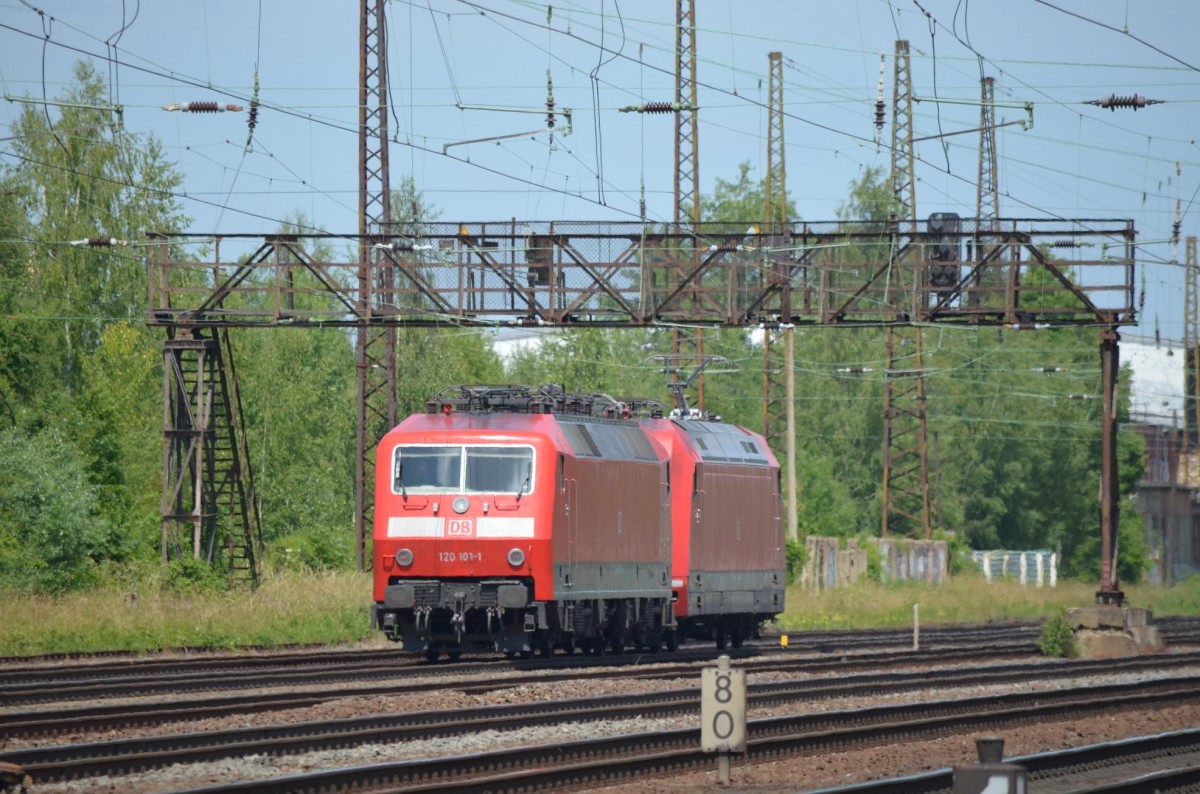 101 002-4 & 120 101-1 Richtung Norden in Leipzig Mockau mit alter Singnalbrücke 17.06.2015
