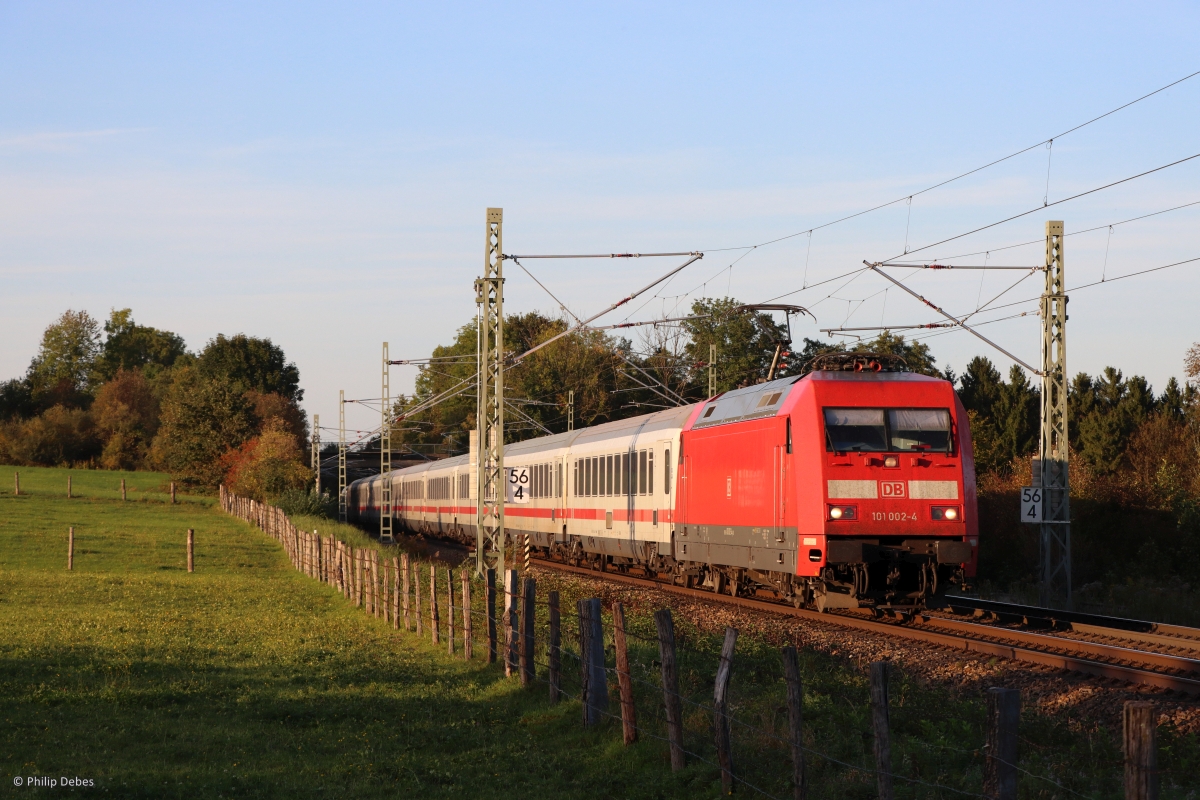 101 002-4 (DB) mit einem Intercity in Großkarolinenfeld, 11. Oktober 2023