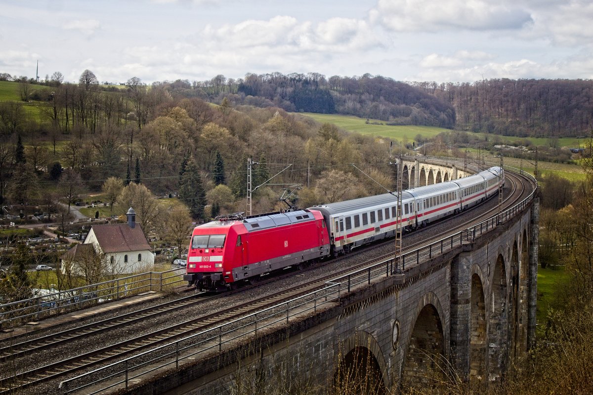 101 002-4 mit einem IC auf dem Bekeviadukt, Gruß zurück an den Tf! (24.04.2021) 