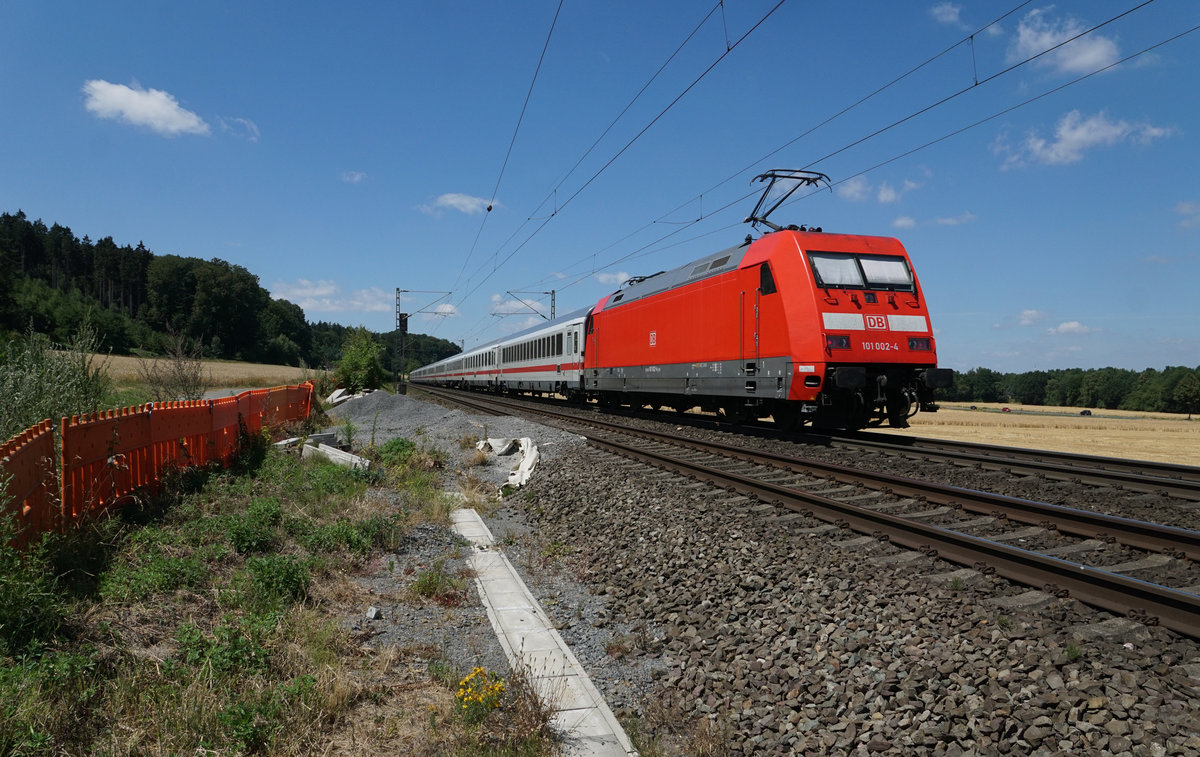 101 002-4 mit Intercity am 96.07.2018 auf dem Weg nach Osnabrück.