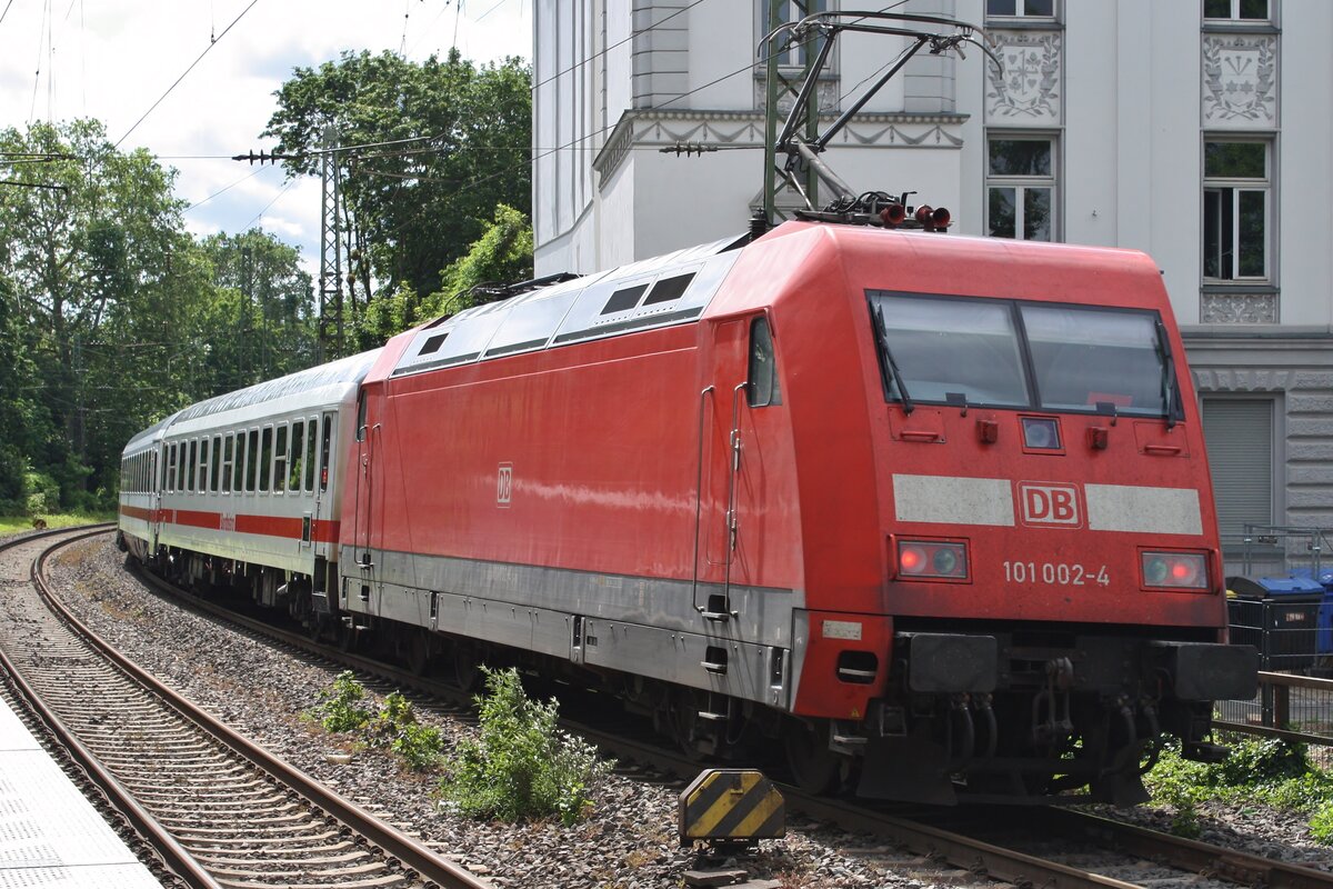 101 002-4 schiebt am 21.06.2021 den IC2005 von Emden Hauptbahnhof nach Koblenz Hauptbahnhof aus dem Bonner Hauptbahnhof. 