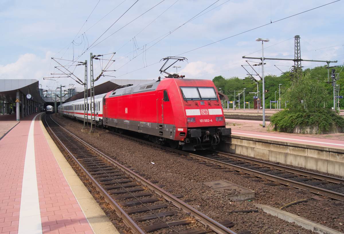 101 002-4 schiebt den IC nach Düsseldorf in den Bahnhof Kassel Wilhelmshöhe. 09.07.2017