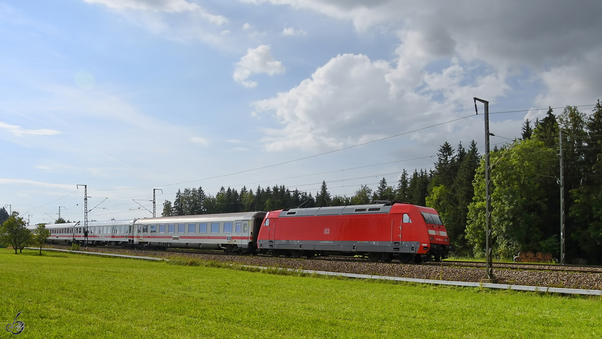 101 002-4 zieht einen IC in Richtung Salzburg. (bei Fuchsreut, August 2020)