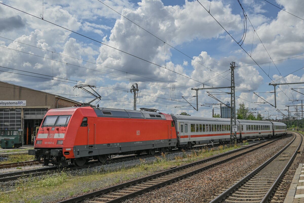 101 002 mit einem IC von Gera in Gotha am 24.7.2025.