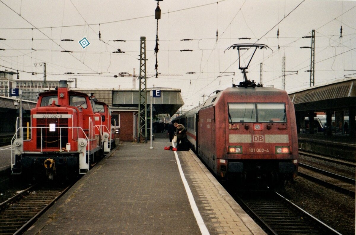 101 002 (noch in orientrot) mit IC und 363 652 in Münster, um 2004