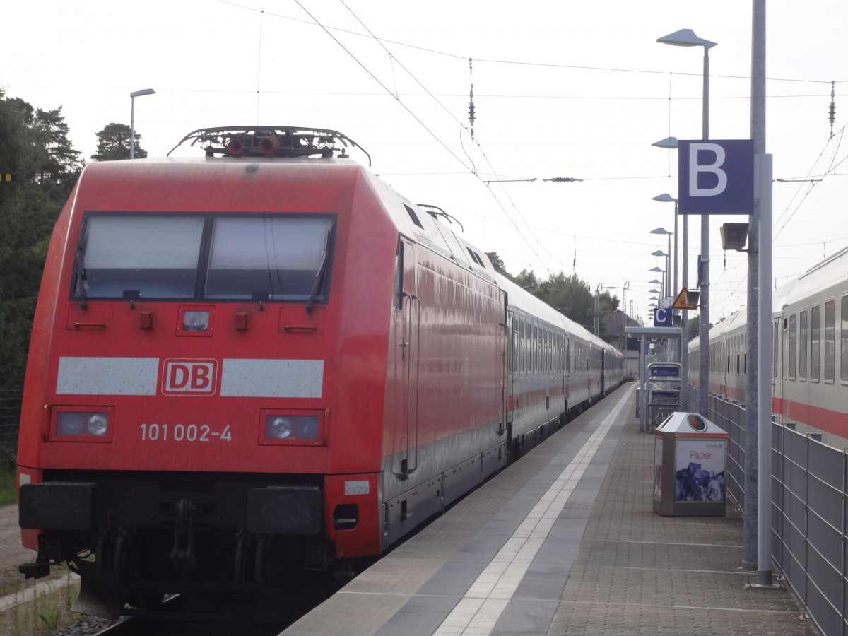 101 002 steht mit einer IC-Garnitur abgestellt in Binz. (Sommer 2013)