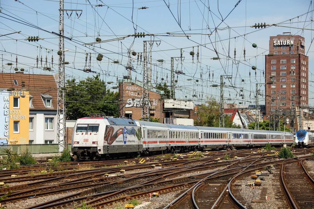 101 003-2  Design&Bahn  mit IC2010 bei der Einfahrt in Köln Hbf, am 22.06.2022.
mit Tele fotografiert vom Bahnsteig!