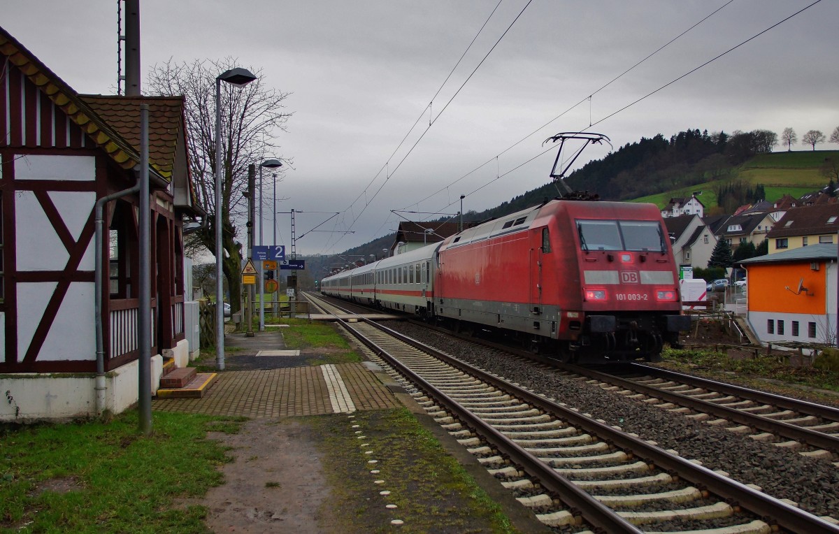 101 003-2 mit einen IC zu sehen bei der Durchfahrt von Ludwigsau-Friedlos am 15.12.14.