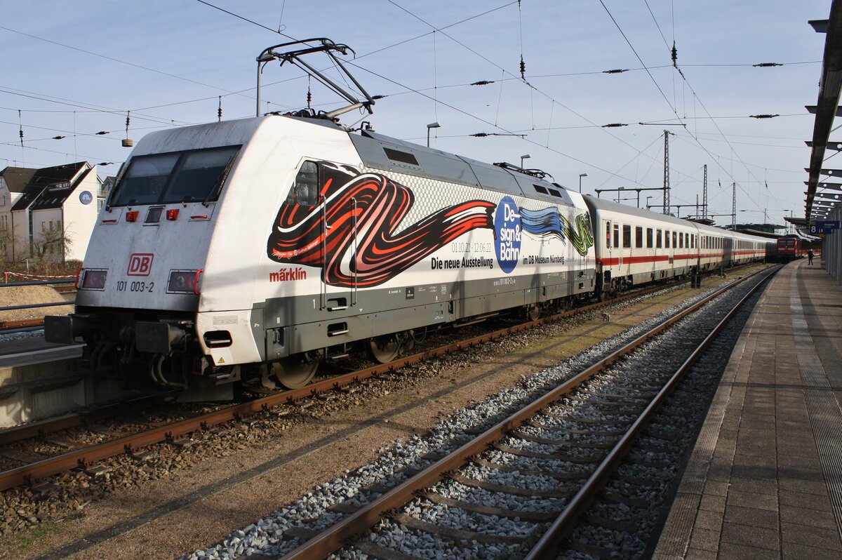 101 003-2 schiebt am 13.02.2022 den IC2917 von Warnemünde nach Dresden Hauptbahnhof in den Rostocker Hauptbahnhof. 