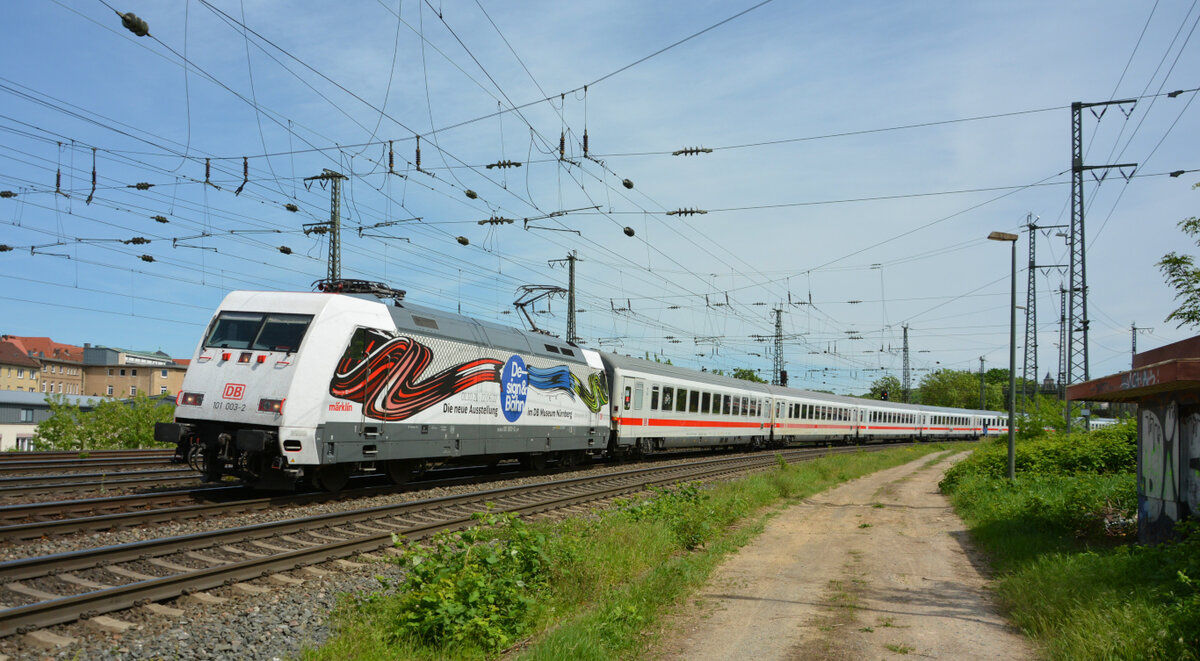 101 003 „Design & Bahn“ am IC 2082  Königssee  am Freitag, 13. Mai 2022, bei der Einfahrt in Würzburg Hbf. 