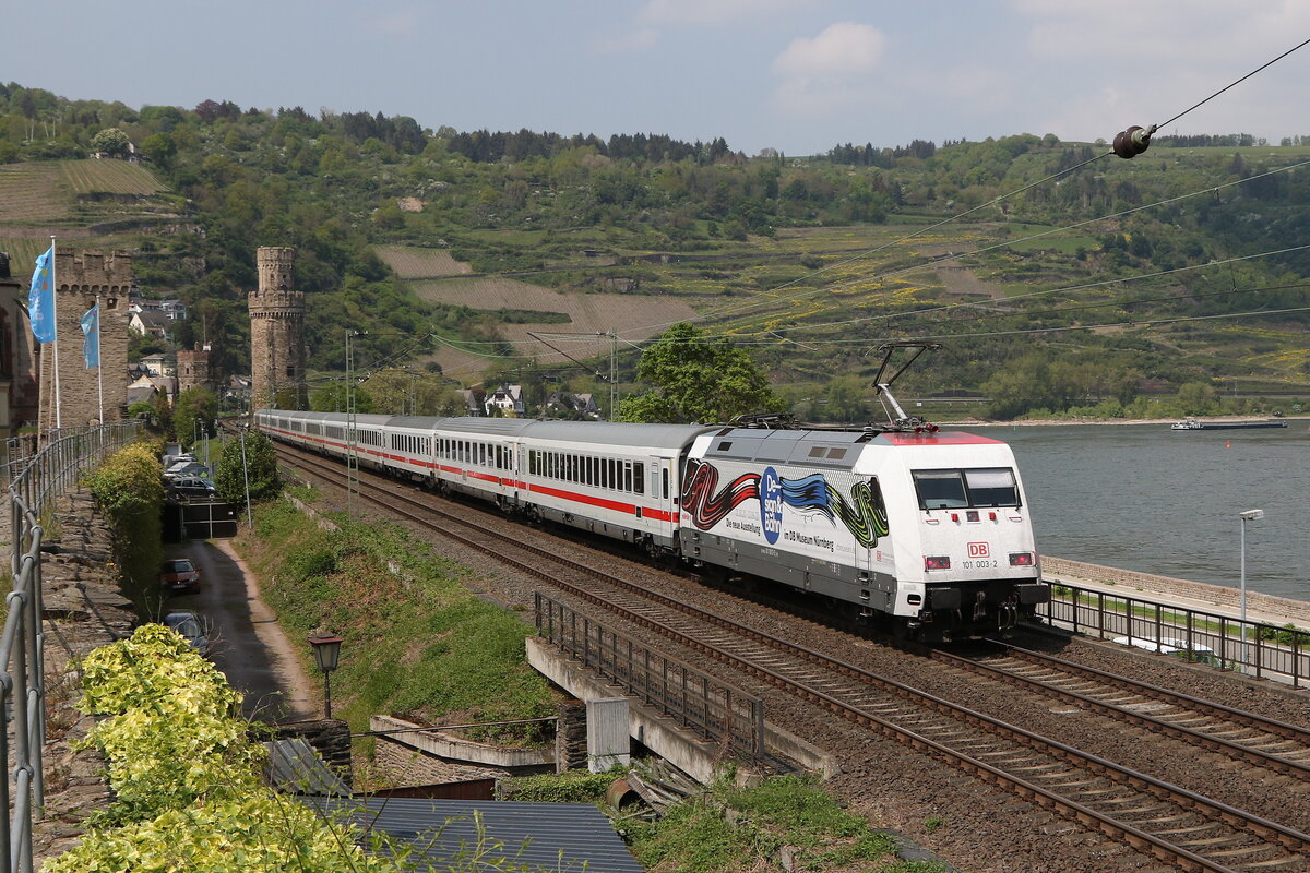 101 003  Design & Bahn  schob am 4. Mai 2022 einen  IC  bei Oberwesel in Richtung Koblenz.