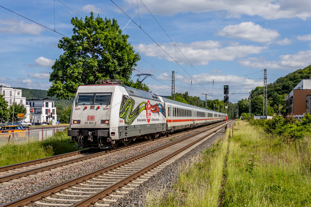 101 003  Design&Bahn  durchfährt am 26.05.2022 Bad Breisig mit ihrem IC2012 und 10 Minuten Verspätung ihrem nächstem Halt Remagen entgegen.