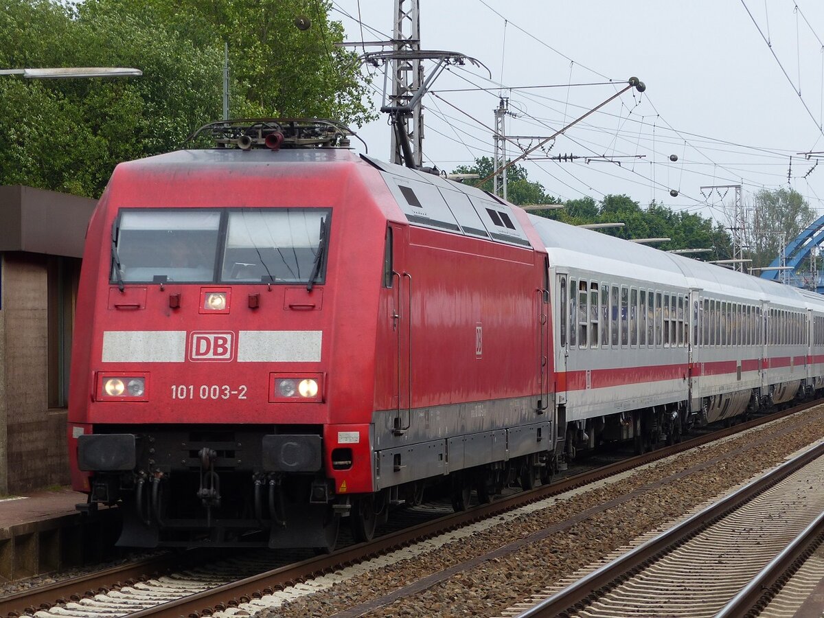 101 003 (gab es einmal als Märklin-Modell) mit IC Koblenz - Emden in Salzbergen, 17.06.15