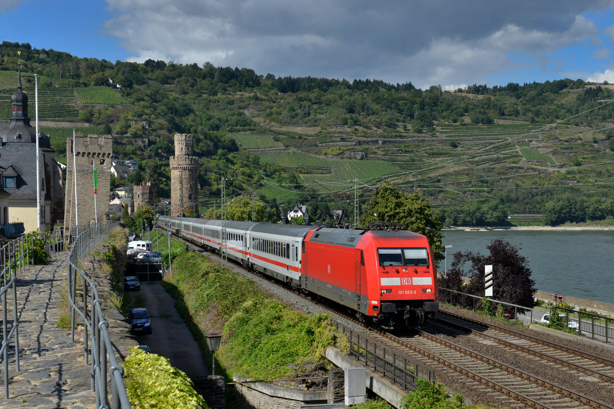 101 003 mit einem IC am 10.09.2015 bei Oberwesel. 