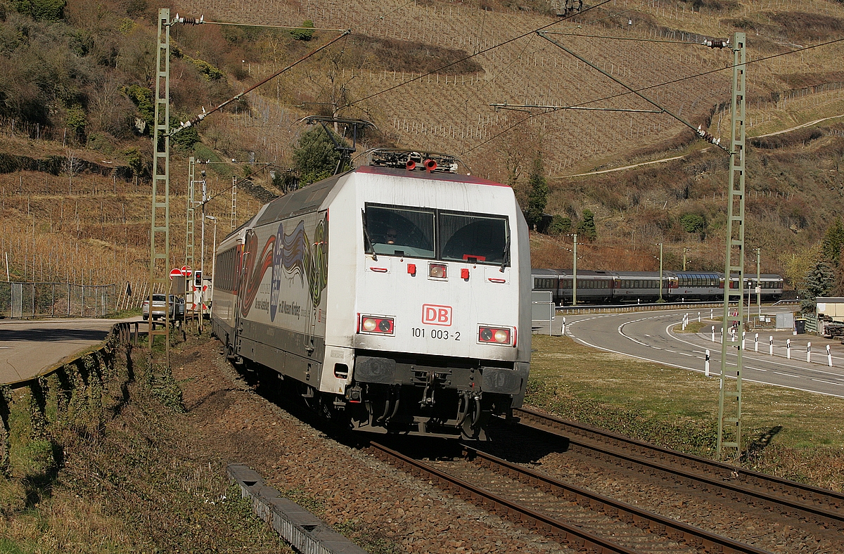 101 003 mit einer sbb cff Garnitur bei der Einfahrt nach Oberwesel auf der linken Rheinstrecke / 10.03.2022