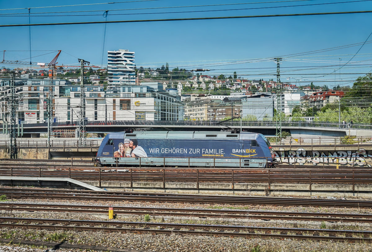 101 004-0  BAHN BKK  steht am 21.4.2017, nahe Stuttgart Hbf.
Aufgenommen aus dem EC 114  Wörthersee .