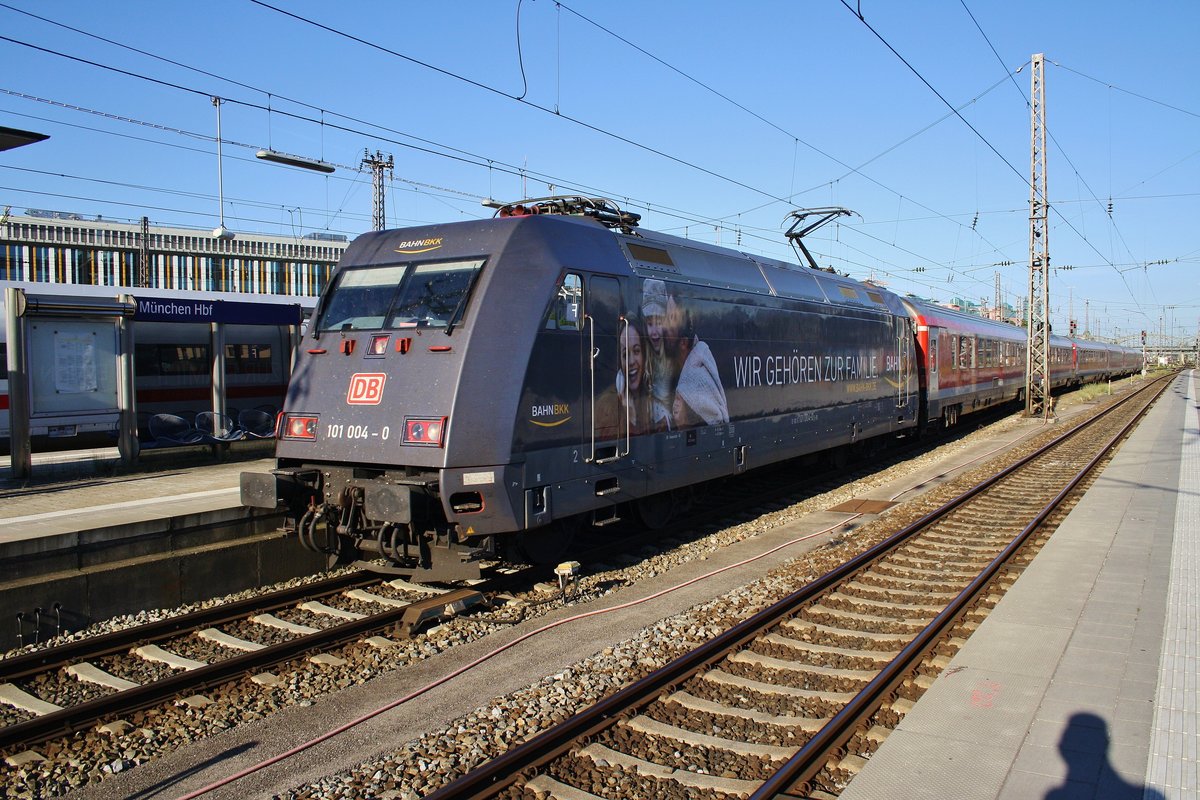 101 004-0 erreicht am 15.8.2017 den RE4005  München-Nürnberg-Express  von Nürnberg Hauptbahnhof den Münchener Hauptbahnhof. 