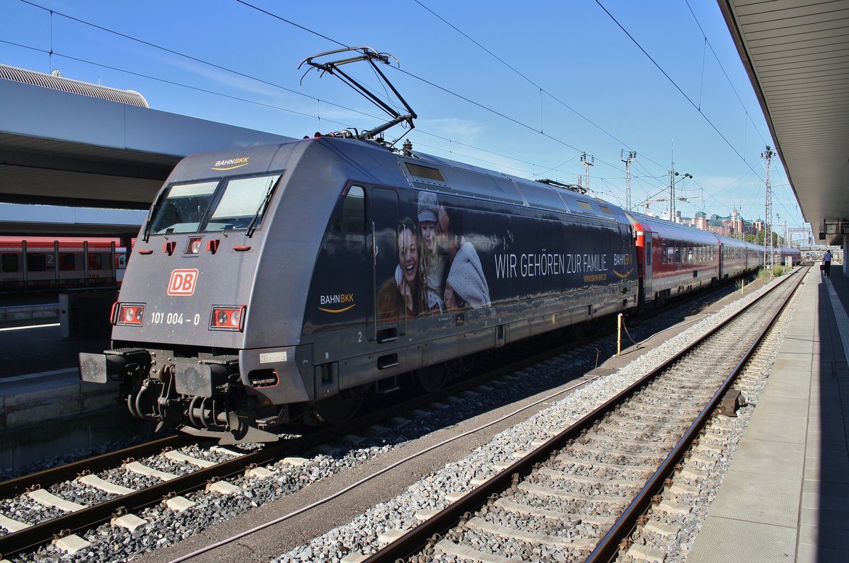 101 004-0 fährt am 14.8.2017 mit dem RE4890 nach Ingolstadt Hauptbahnhof aus dem Münchener Hauptbahnhof aus. 