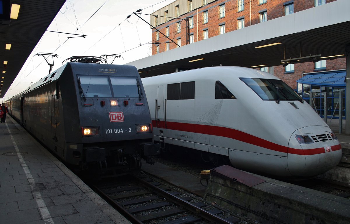 101 004-0 mit EC176 von Praha hl.n. trifft am 28.1.2017 in Hamburg-Altona auf 401 073-2 als ICE883 nach München Hauptbahnhof.