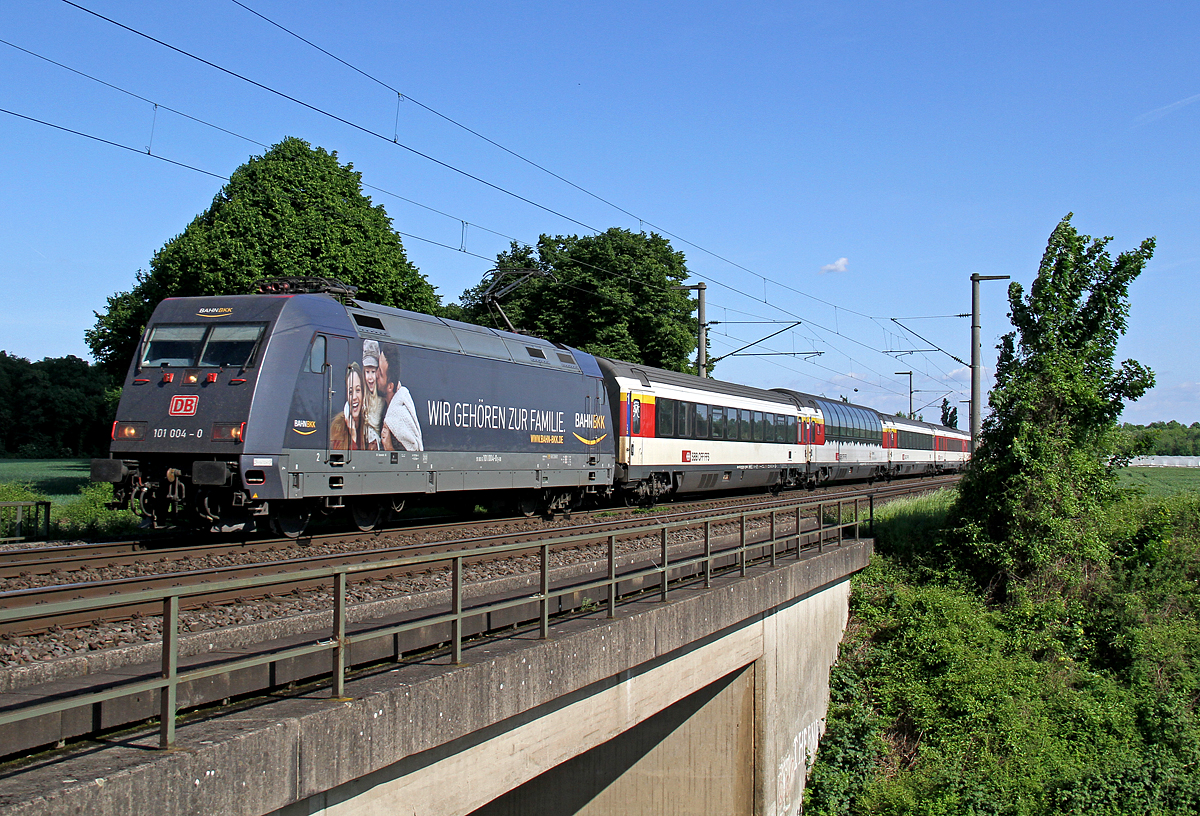 101 004 am EC8 bei Brühl am 25.05.2017