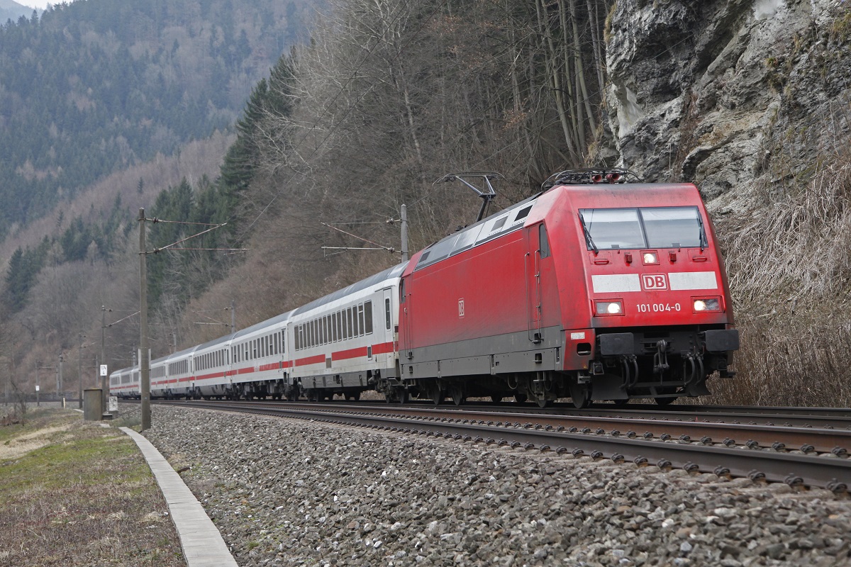 101 004 mit EC217 bei Mixnitz am 23.03.2015.