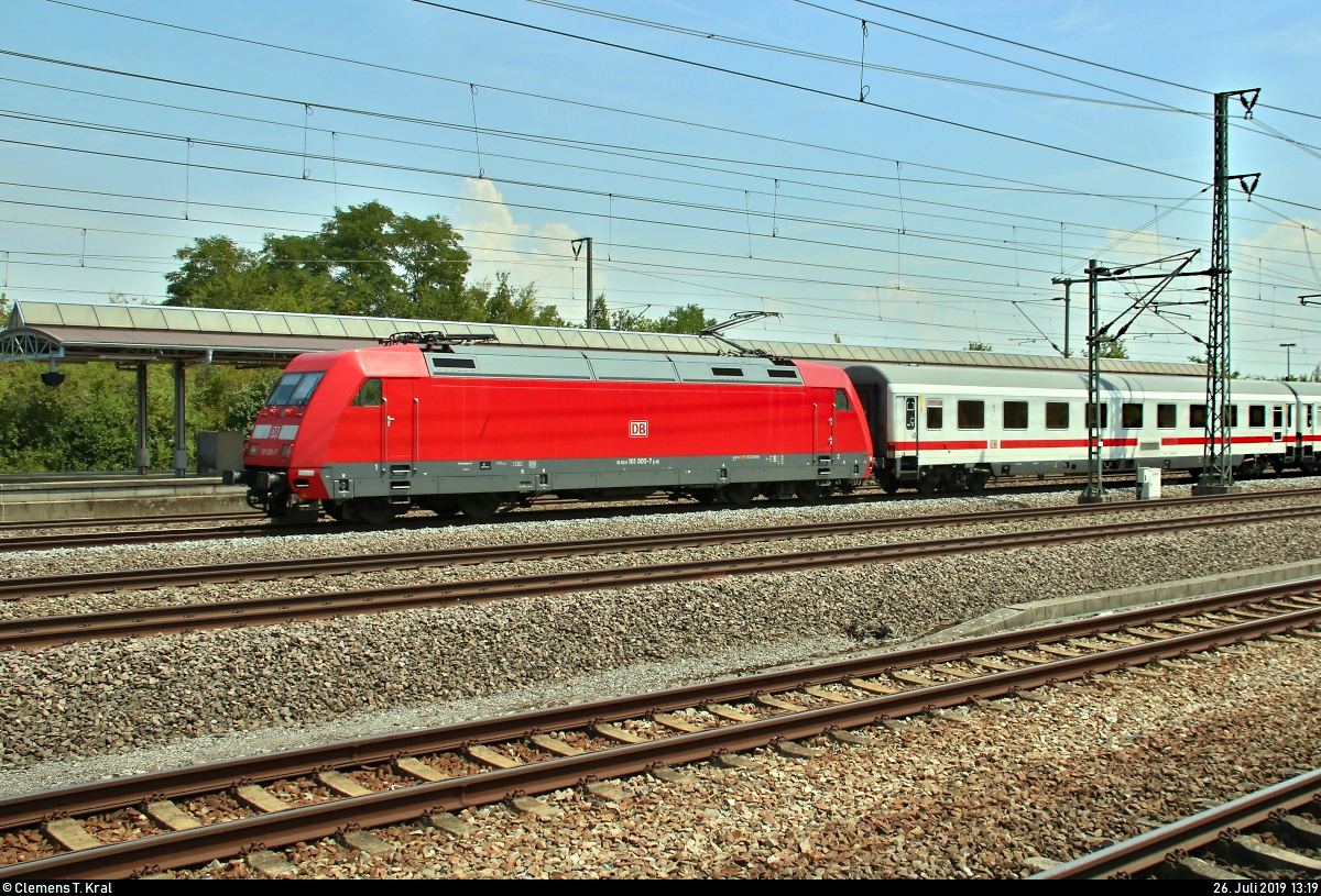 101 005-7 als IC 2168 (Linie 60) von Stuttgart Hbf nach Karlsruhe Hbf durchfährt den Bahnhof Vaihingen(Enz) auf Gleis 6.
Aufgenommen von Bahnsteig 1/2.
[26.7.2019 | 13:19 Uhr]
