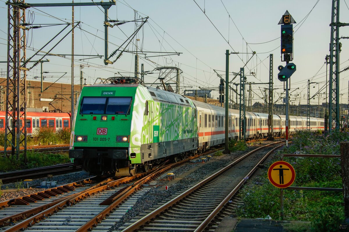 101 005-7  DEVK  mit IC bei der Einfahrt in Düsseldorf Hbf, August 2022.
