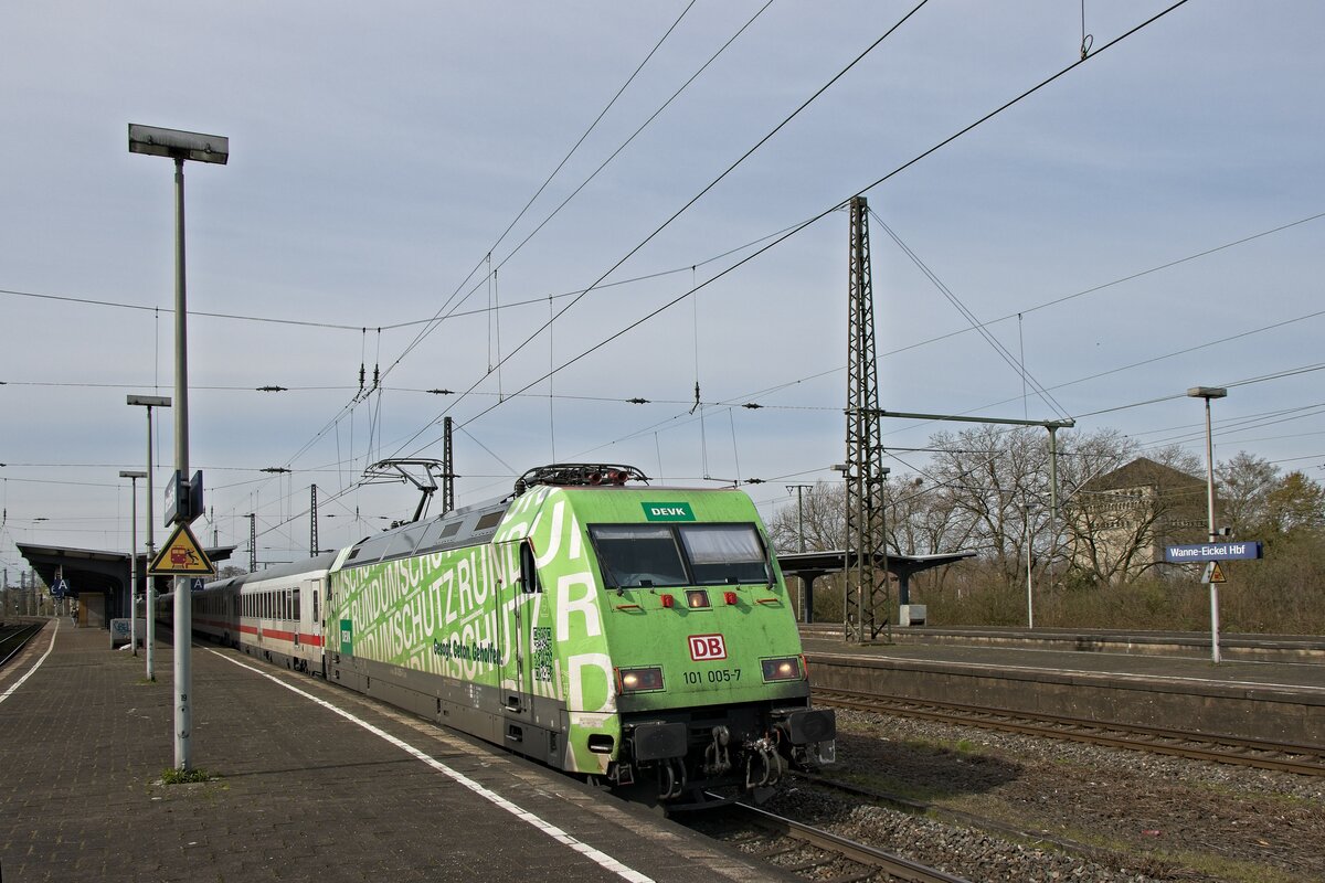 101 005-7 fährt mit Intercity 2004 nach Emden aus Wanne-Eickel Hbf aus (10.04.2023)