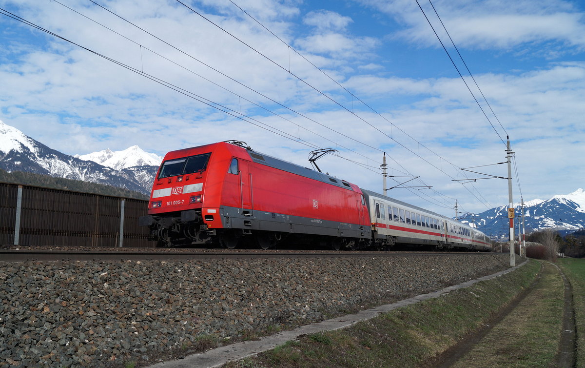 101 005-7 mit dem IC 1283 (München Hbf Gl. 5-10 - Innsbruck Hbf) bei Hall in Tirol, 16.03.2019.