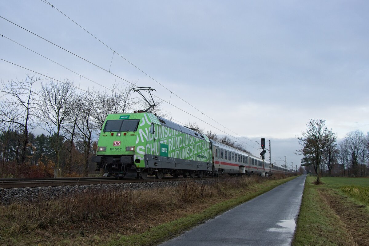 101 005-7 mit DEVK-Werbung am Intercity 2049 nach Leipzig (Nordbögge, 21.12.2022)