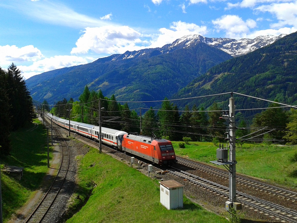 101 005-7 mit EC 114 (Klagenfurt Hbf - Dortmund Hbf) am 10.5.2015 bei der Durchfahrt durch den Bahnhof Penk. Aufgrund der Folgen des GDL-Streiks endete dieser Zug schon in Salzburg Hbf.