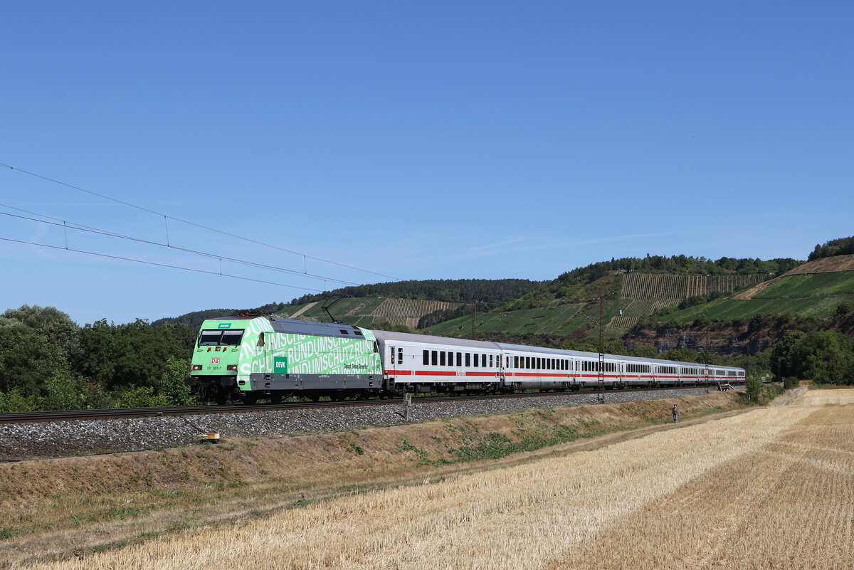 101 005  DEVK  mit dem  IC Königssee  aus Gemünden kommend am 7. August 2022 bei Himmelstadt im Maintal.