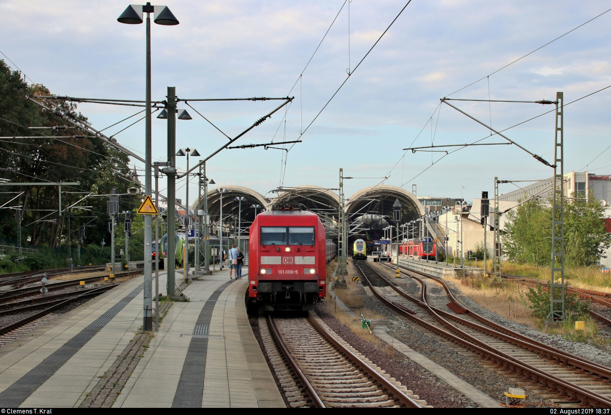 101 006-5 als IC 209 (Linie 31) nach Basel SBB (CH) steht in seinem Startbahnhof Kiel Hbf auf Gleis 3.
[2.8.2019 | 18:37 Uhr]