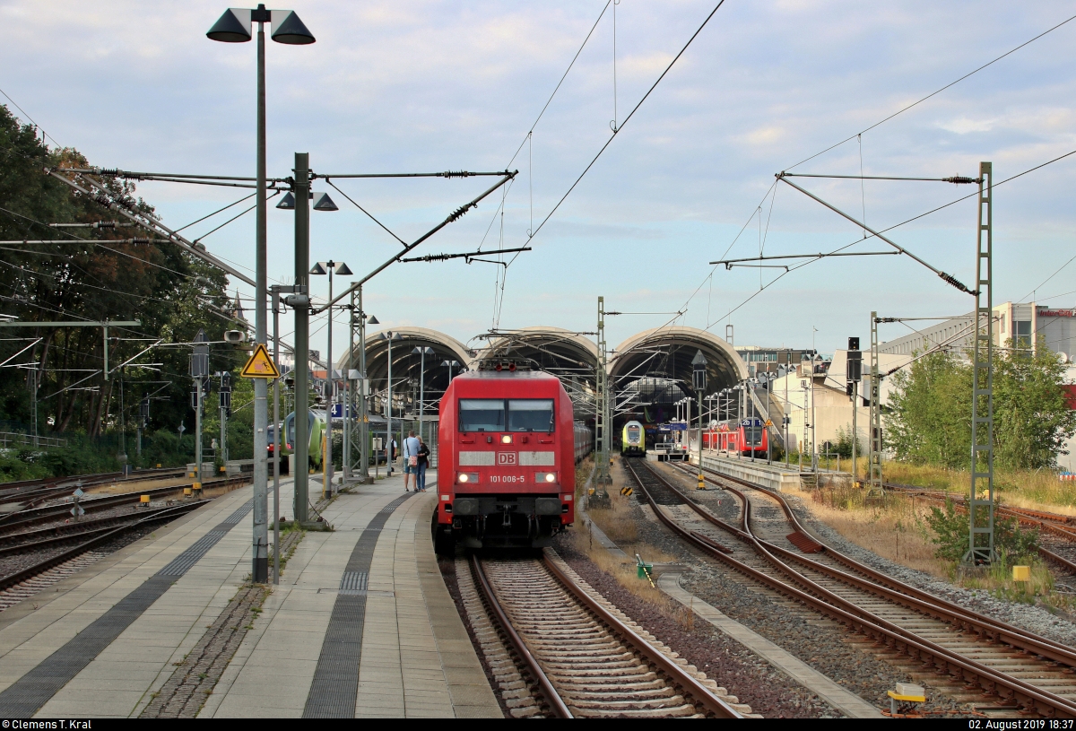 101 006-5 als IC 209 (Linie 31) nach Basel SBB (CH) steht in seinem Startbahnhof Kiel Hbf auf Gleis 3.
[2.8.2019 | 18:37 Uhr]