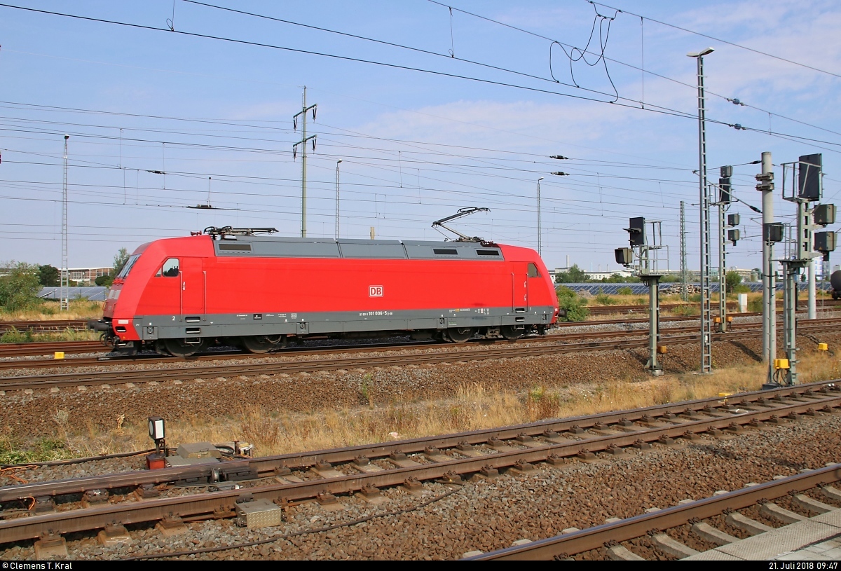 101 006-5 als Tfzf durchfährt den Bahnhof Bitterfeld auf Gleis 5 in südlicher Richtung.
[21.7.2018 | 9:47 Uhr]