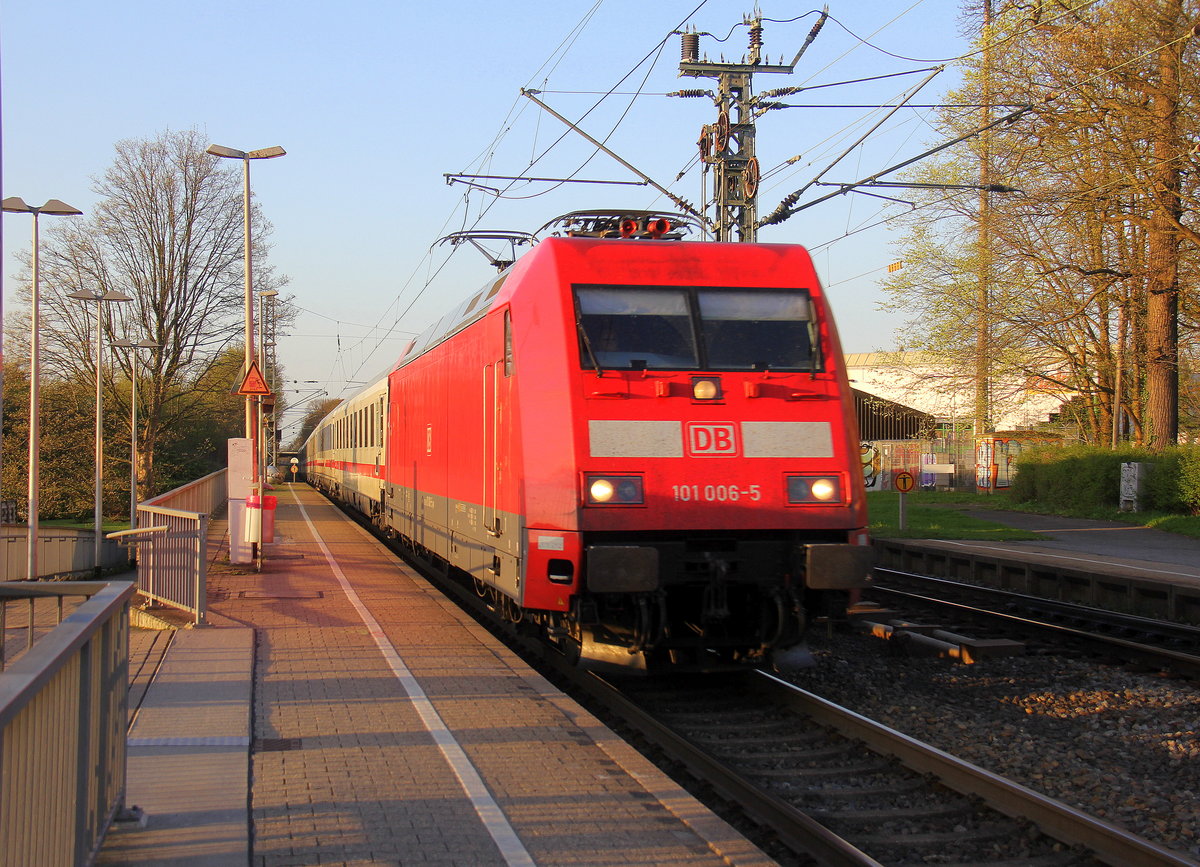 101 006-5 DB kommt die Kohlscheider-Rampe hoch aus Richtung Mönchengladbach,Herzogenrath mit einem IC 2223 aus Berlin nach Aachen-Hbf und fährt durch Kohlscheid in Richtung Aachen-West,Aachen-Schanz,Aachen-Hbf.
Aufgenommen bei der Durchfahrt in Kohlscheid.
Aufgenommen von Bahnsteig 2 in Kohlscheid.
In der Abendsonne am Abend vom 16.4.2018.