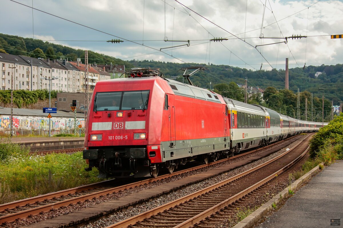 101 006-5 mit Eurocity in Wuppertal Steinbeck, Juli 2021.