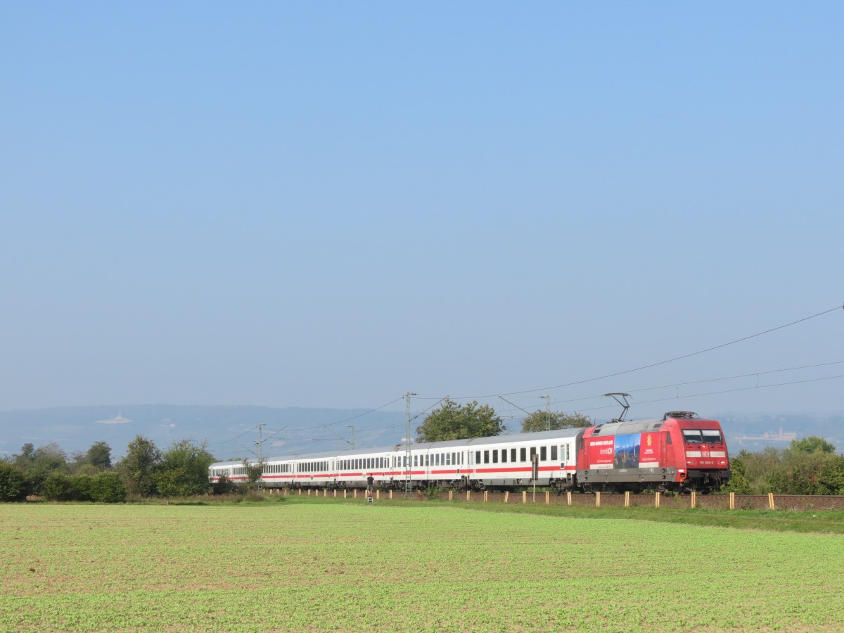 101 006 brachte am 3. Oktober 2014 den IC2005 von Emden nach Konstanz. Hier ist sie bei Gau-Algesheim zu sehen. 