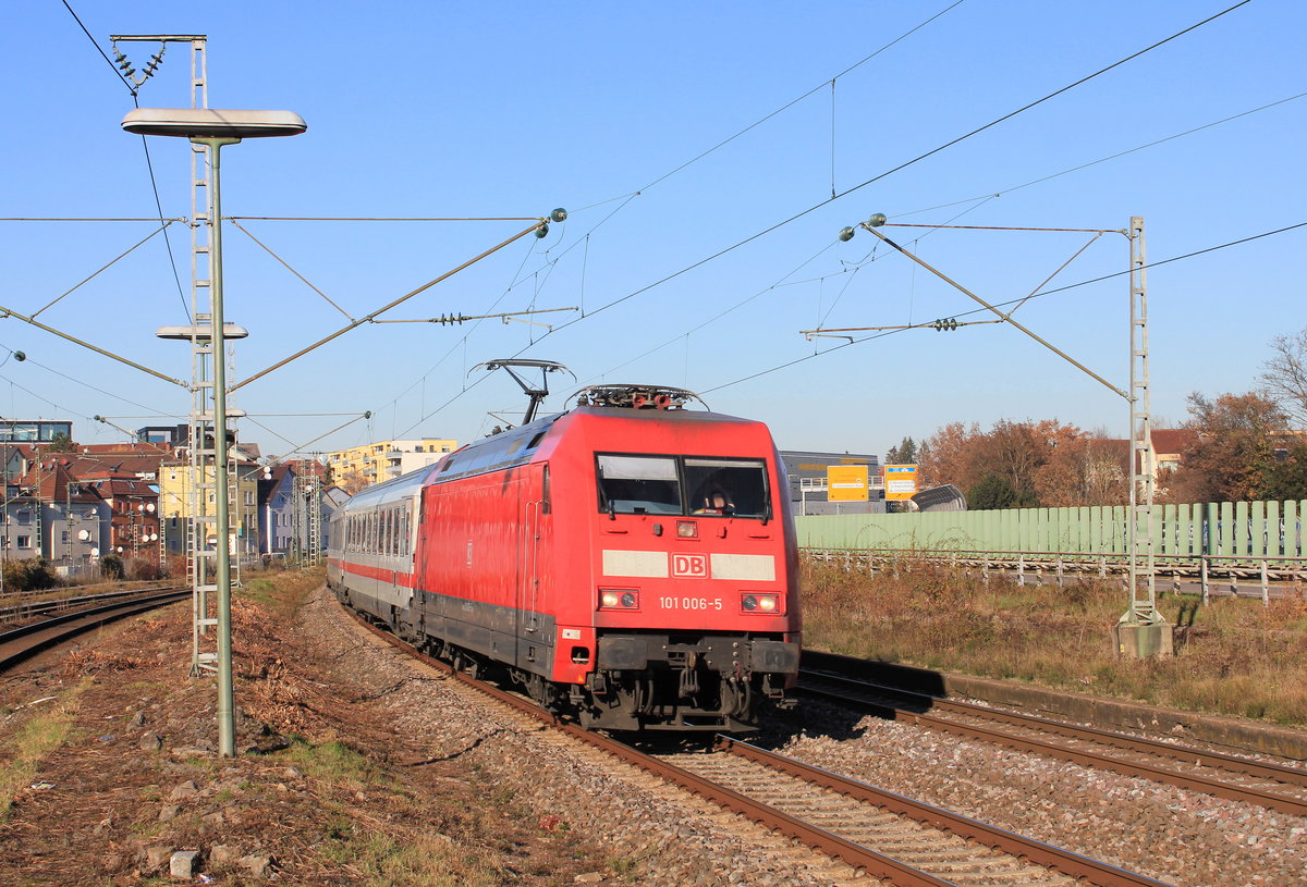 101 006 mit IC am 26.11.2020 durch Zuffenhausen gen Stuttgart fahrend. 