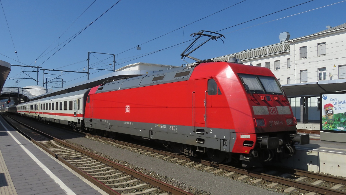 101 006 vor dem Intercity aus Saarbrücken im Hauptbahnhof Graz, 30.6.19 

<a href= https://www.bahnvideos.eu/video/oesterreich~bahnhoefe~graz/21227/einfahrt-des-intercity-aus-saarbruecken-mit.html >Video der Einfahrt</a>

