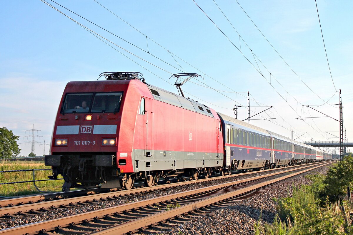 101 007-3 mit dem NJ 471/40471 (Berlin Ostbahnhof/Hamburg Altona - Zürich HB) am frühen Morgen des 04.07.2020 südlich von Auggen.