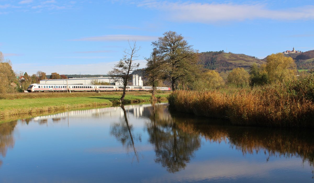 101 007-3 schiebt am 21.10.17 einen IC durch Kahla. Im Hintergrung ist die Leuchtenburg zu sehen.