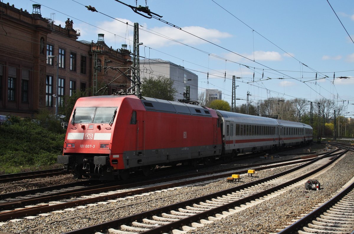 101 007-3 verlässt mit IC2310 von Frankfurt(Main) Hbf. nach Westerland(Sylt) am 21.4.2016 Hamburg Hbf.