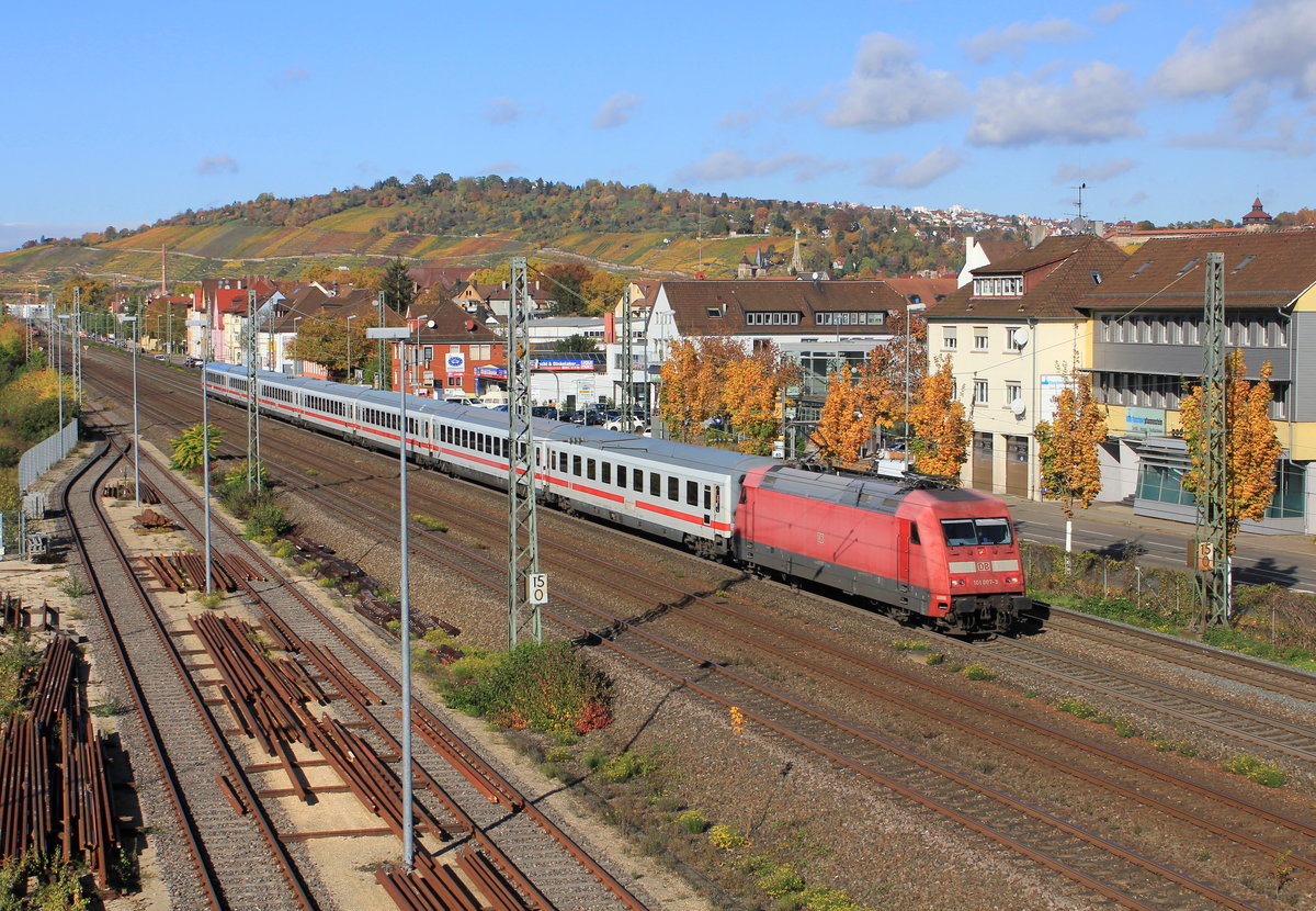 101 007 mit IC 2367 Stuttgart-München am 27.10.2020 in Oberesslingen. 