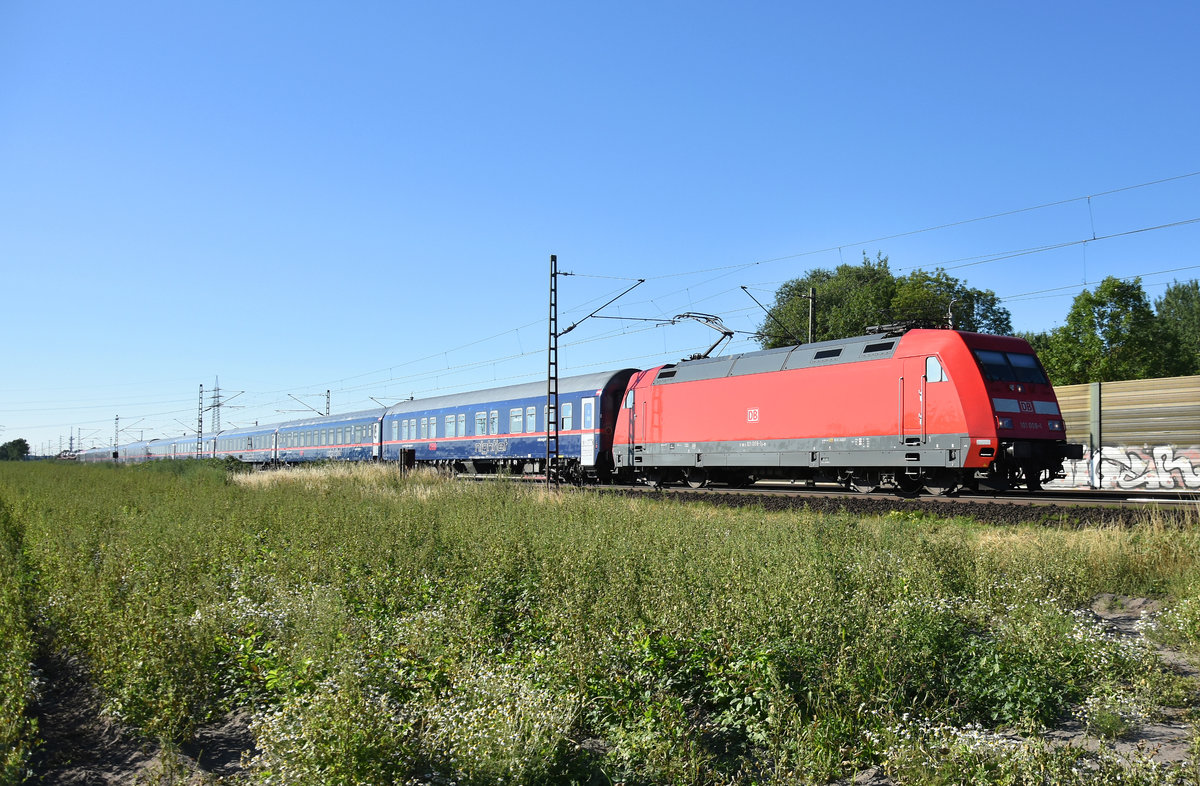 101 008-1 mit dem mogendlichen ÖBB Nightjet unterwegs in Richtung Hamburg bei bestem Sommerwetter. Höhe Bardowick, 03.07.2018.