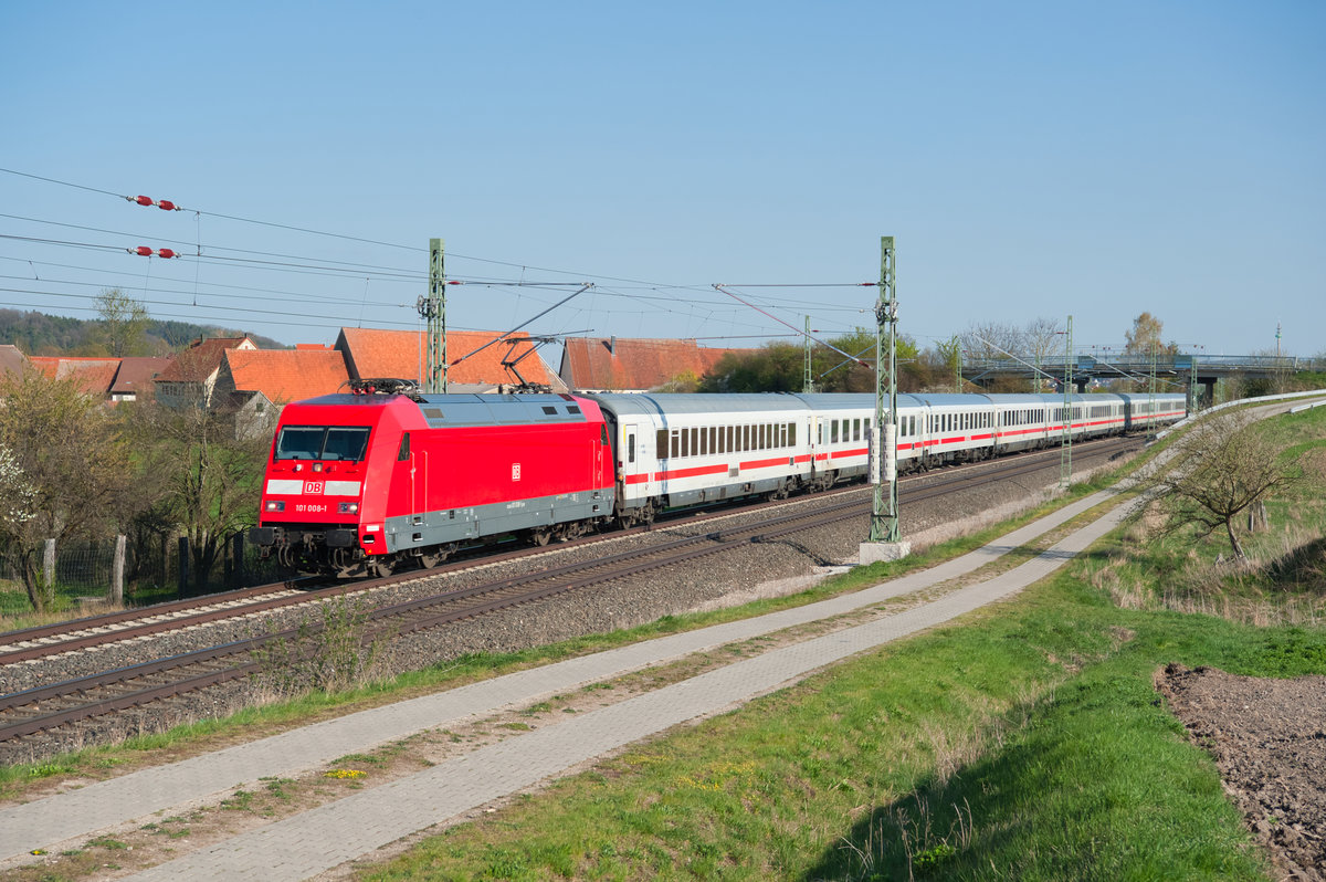 101 008 mit dem IC 1980 von München Hbf nach Hannover bei Lehrberg, 18.04.2019
