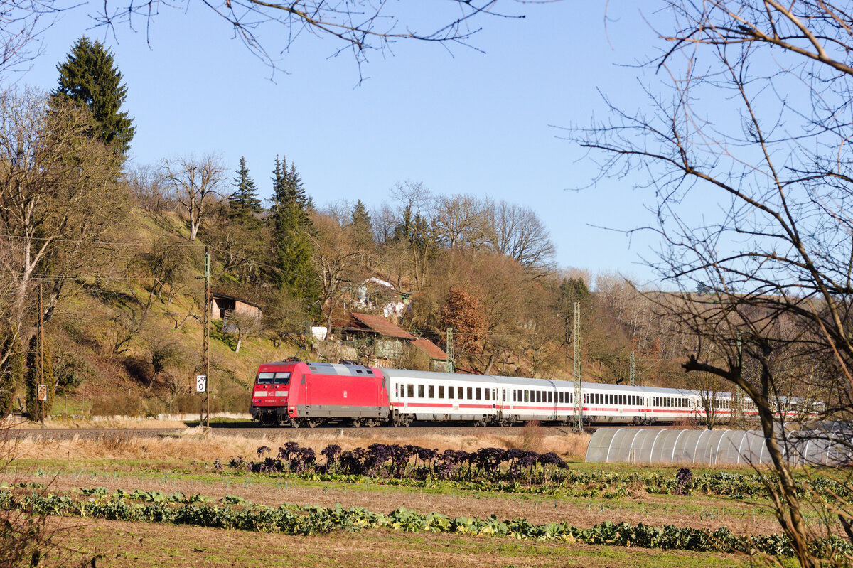 101 008 mit IC 1163 Stuttgart-München am 31.12.2021 zwischen Reichenbach und Ebersbach. 
